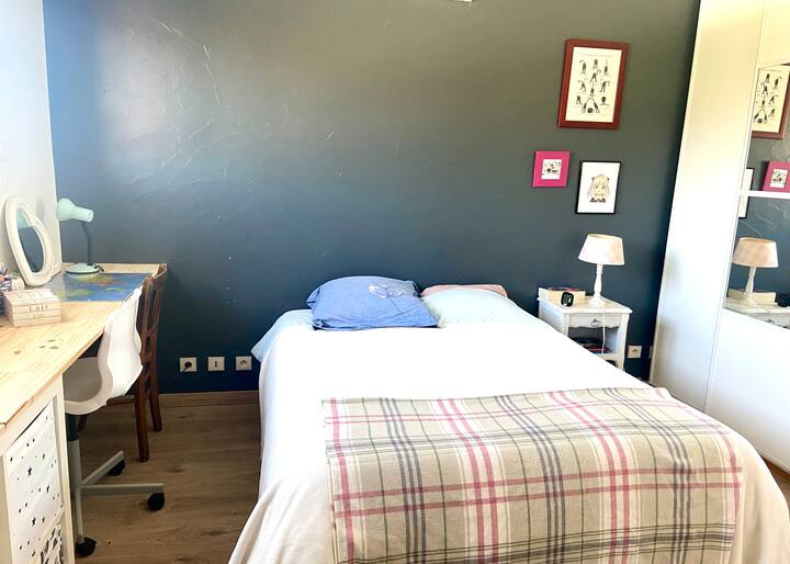 Soba s klima-uređajem i pristupom kupaonici koju dijeli s drugom spavaćom sobom 