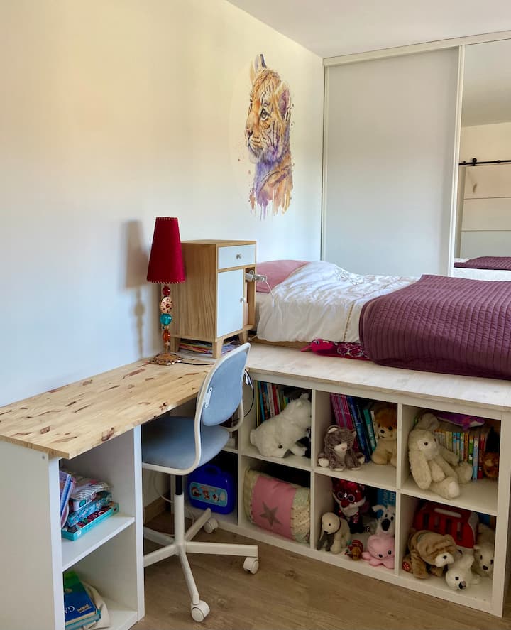 Originalna soba s krevetom od 120 cm na platformi, zajednička kupaonica dostupna iz spavaće sobe. 