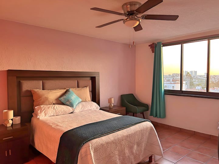 Двойно легло за двама души с удобни възглавници за приятна почивка.