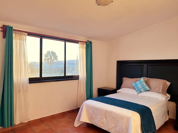 Двойно легло за двама души. Прозорец с изглед към градината и естествения ни Керетаро.