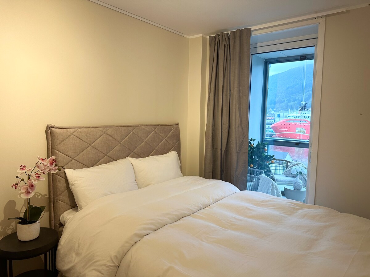 מיטה אחת בגודל 180 ס"מ. ניתן לחלק את המיטה הזו לשתי מיטות בגודל 90 ס"מ כל אחת, אם תרצו. 
יציאה פרטית מחדר השינה למרפסת המזוגגת.