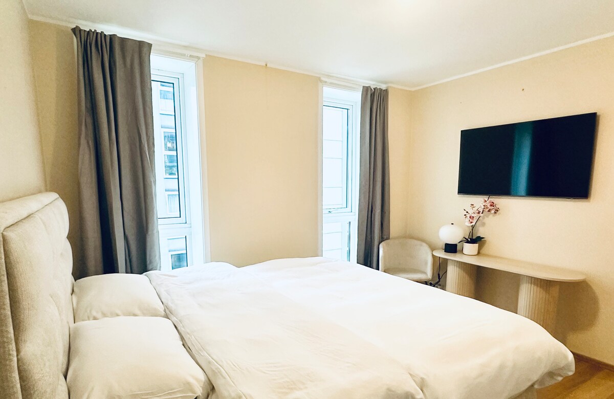 מיטת קינג סייז (180 ס"מ), וילונות חסינים לאור וטלוויזיה