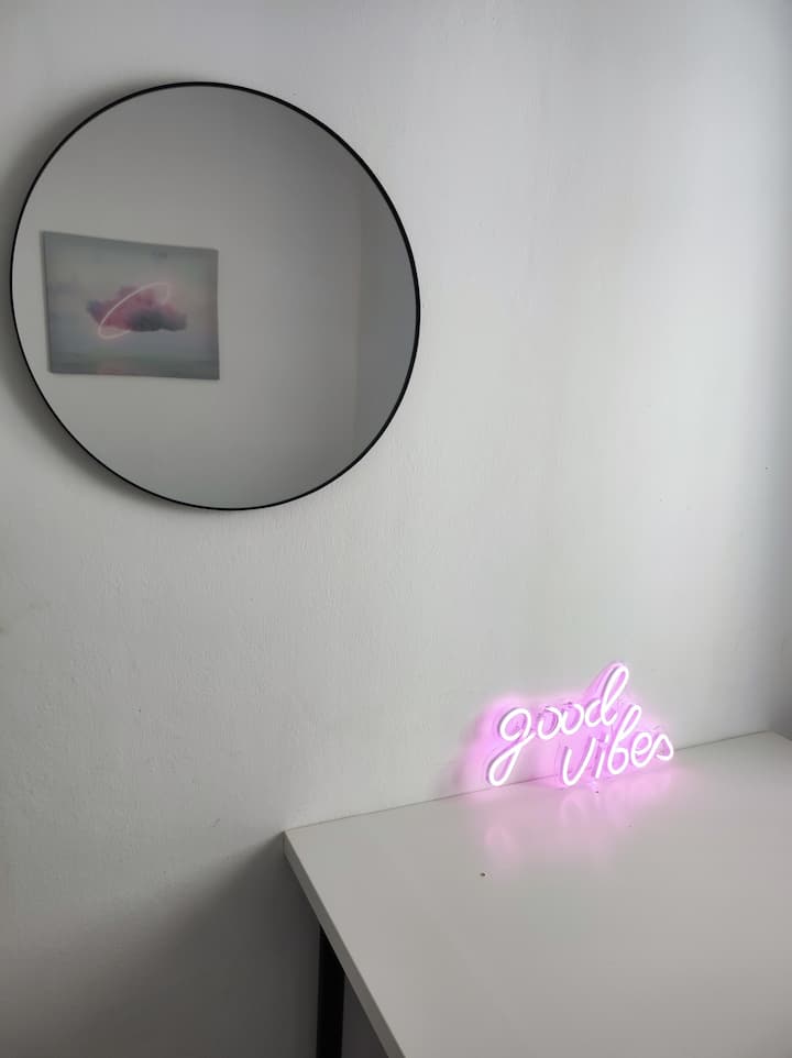 La habitación número 3 está teniendo algunos cambios de decoración. Tiene un cómodo sofá cama con 120 cm x 190 cm.