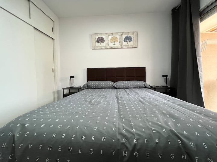 سرير مزدوج 1.50 ،مع ملاءات ومناشف ونورديك ومكيف هواء وتدفئة .