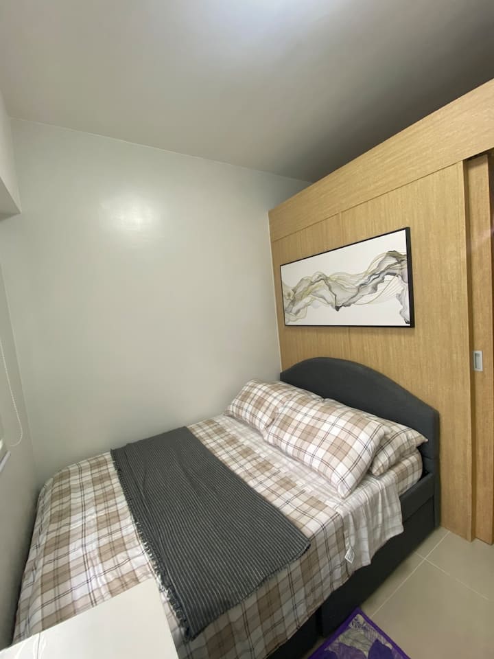Descansa y duerme bien por la noche, con una cama doble Marcum (54×75 pulgadas) combinada con un lujoso colchón de espuma Mandaue para una comodidad excepcional.