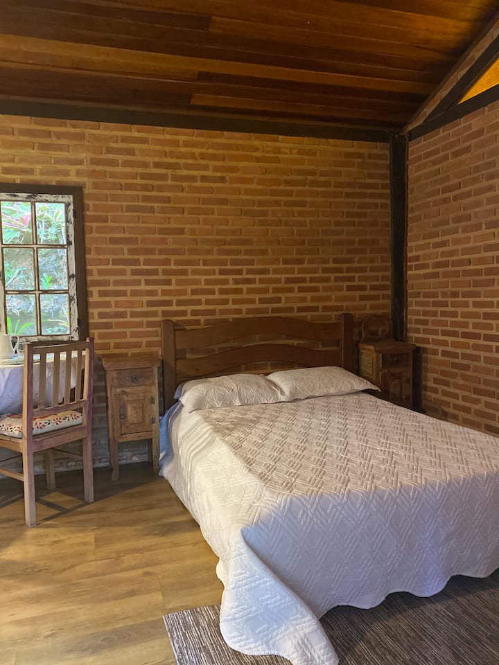 מיטה זוגית עם כריות ומצעים