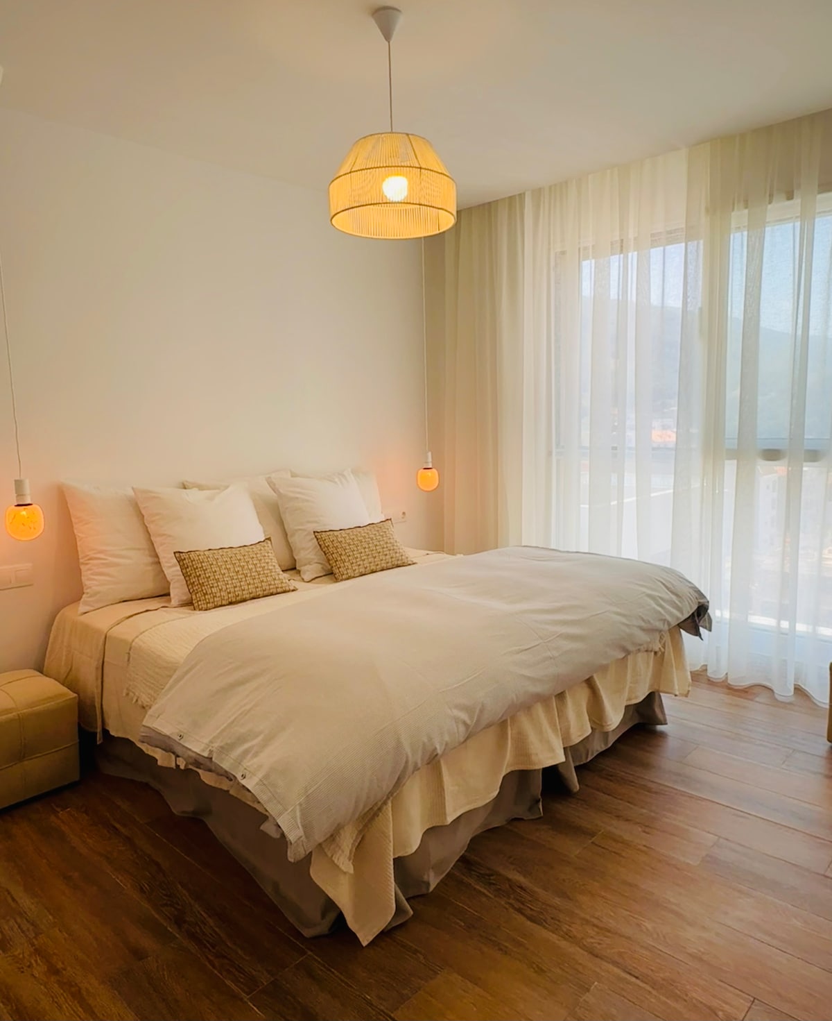 Главен апартман со бања, приватен тоалет и соблекувална.
Брачен кревет (широк 180 x 190 см)