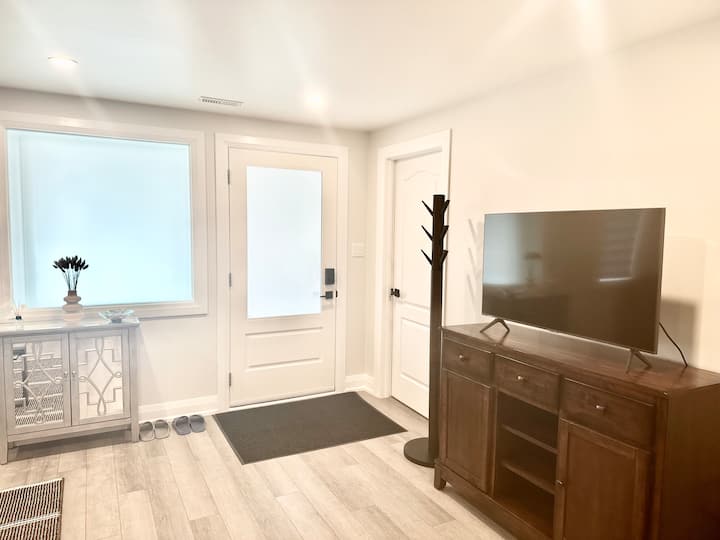 Private Walkout Modern Apartment - Newmarket