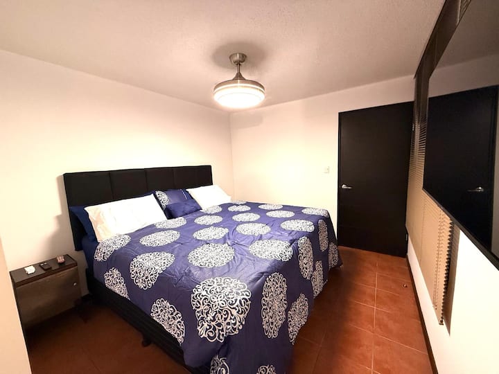 ห้องนอน 1 เตียงคิงไซส์หลัก 