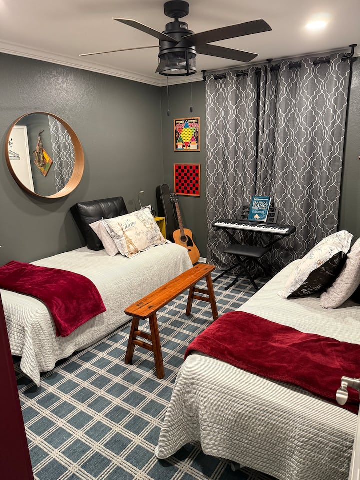 שתי מיטות נפרדות.