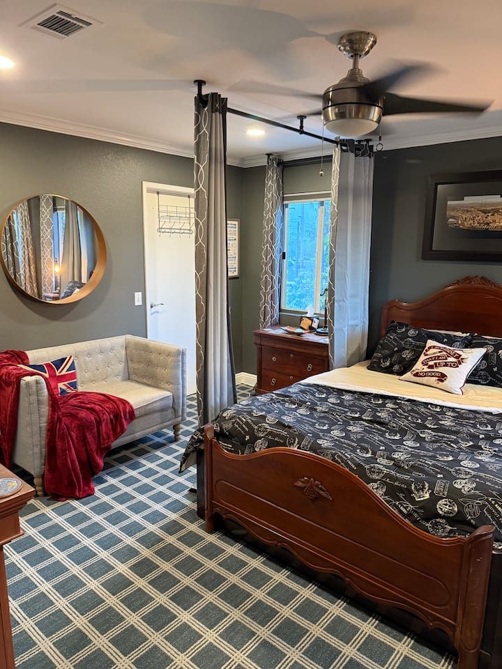 מיטת קווין סייז עם מזרן "אבוקדו". הארון נעול לצרכי ניהול הנכס. שידה עם מגירות, ווים ומעמד למזוודות מסופקים לאורחים.