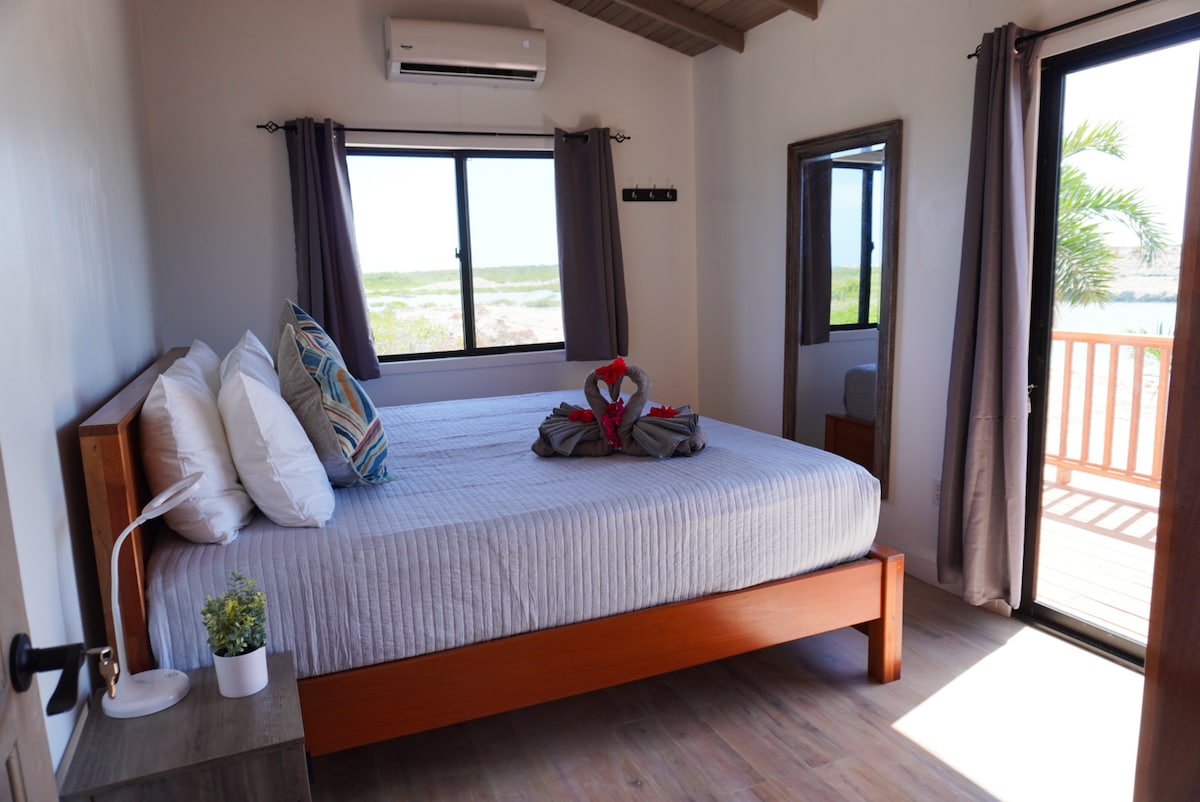 Duerme como un miembro de la familia real en la cama tamaño king del dormitorio principal.