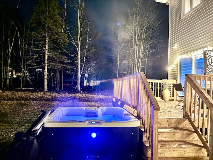 Unwind, Dine, Hot Tub & Fire Pit near Airport