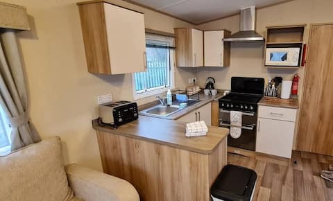 Popular Airbnb listing: Fully equipped 6 berth 2 bedroom static caravan in Lincolnshire