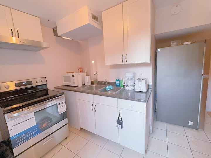 Square One Private Space 2b1b For Family Of 4 - Mississauga