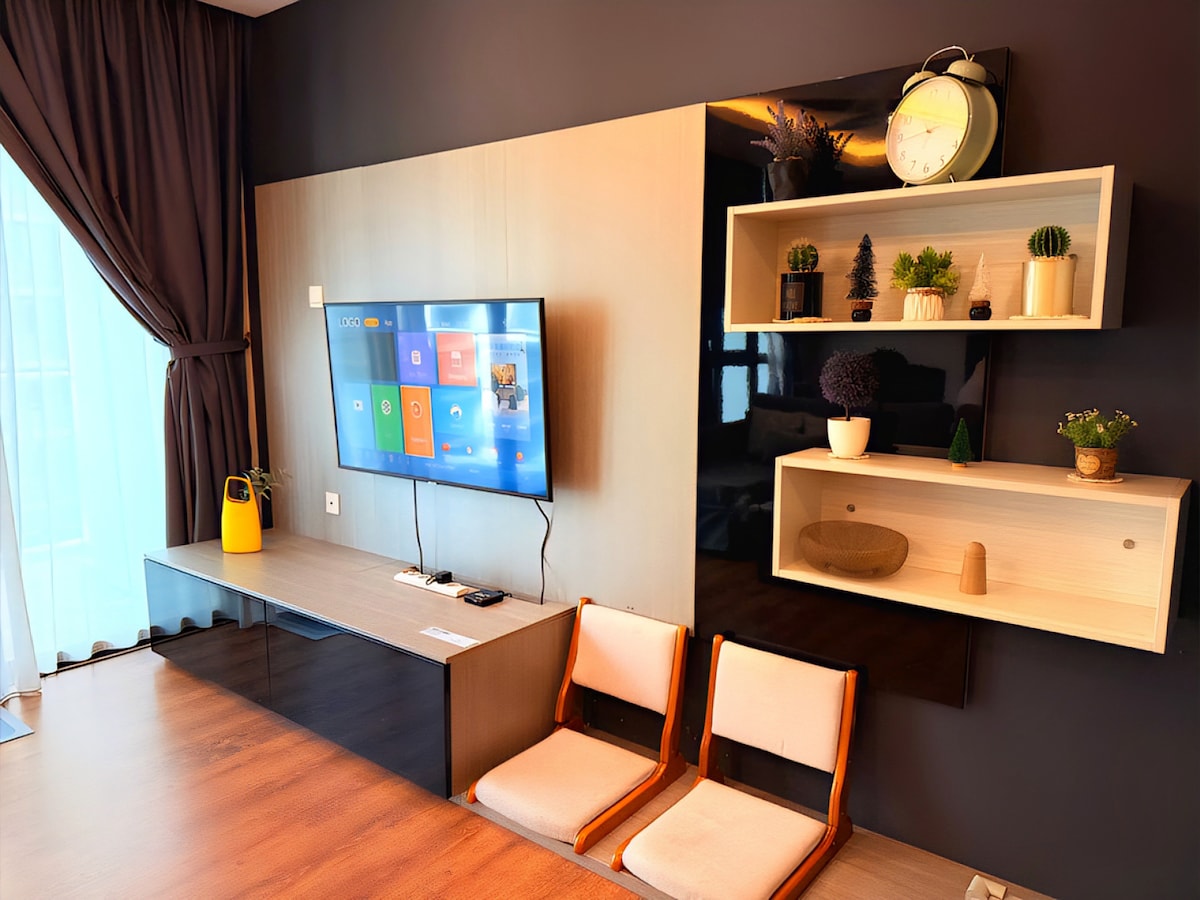 Acogedora sala de estar con TV inteligente y sillas plegables en el piso