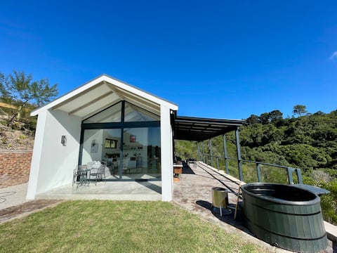 Hillandale Huddle - modern forest cabin near Plett
