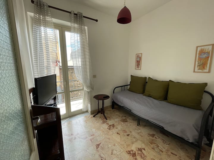 Საძინებელი ორადგილიანი/ორადგილიანი გასაშლელი დივნითა და ტელევიზორით