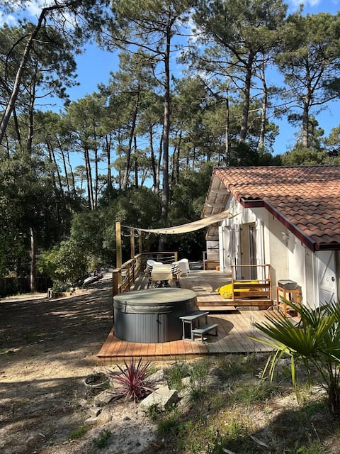 Green house, 8 people, with Jacuzzi.