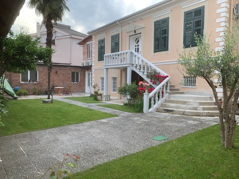 Spacious Triple Room Garden View@Vintage Villa