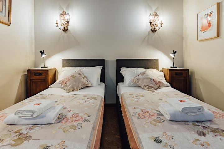 Im roten Zimmer befinden sich zwei Boxspring Betten mit je 90x200cm bereit.