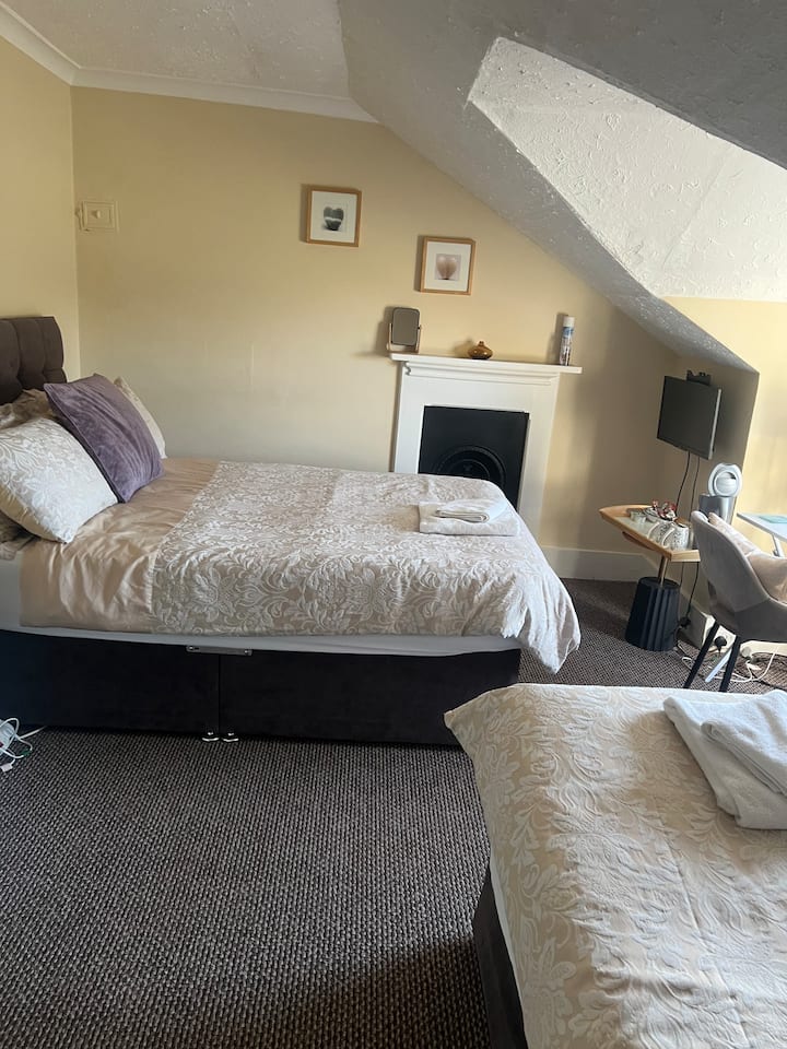 Home From Home B&b, Room 6 En-suite Triple Room - Aylesbury