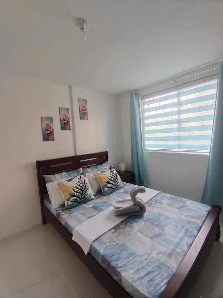 توفر غرفة الطابق الأرضي سريرًا مريحًا بحجم مزدوج وحمامًا خاصًا مع دش ساخن وبارد، مما يجعلها مثالية للراحة والملائمة. سيستمتع الضيوف بسهولة الوصول إلى جميع مناطق المنزل، وسهولة كبار السن، وراحة مكيفة الهواء بالكامل