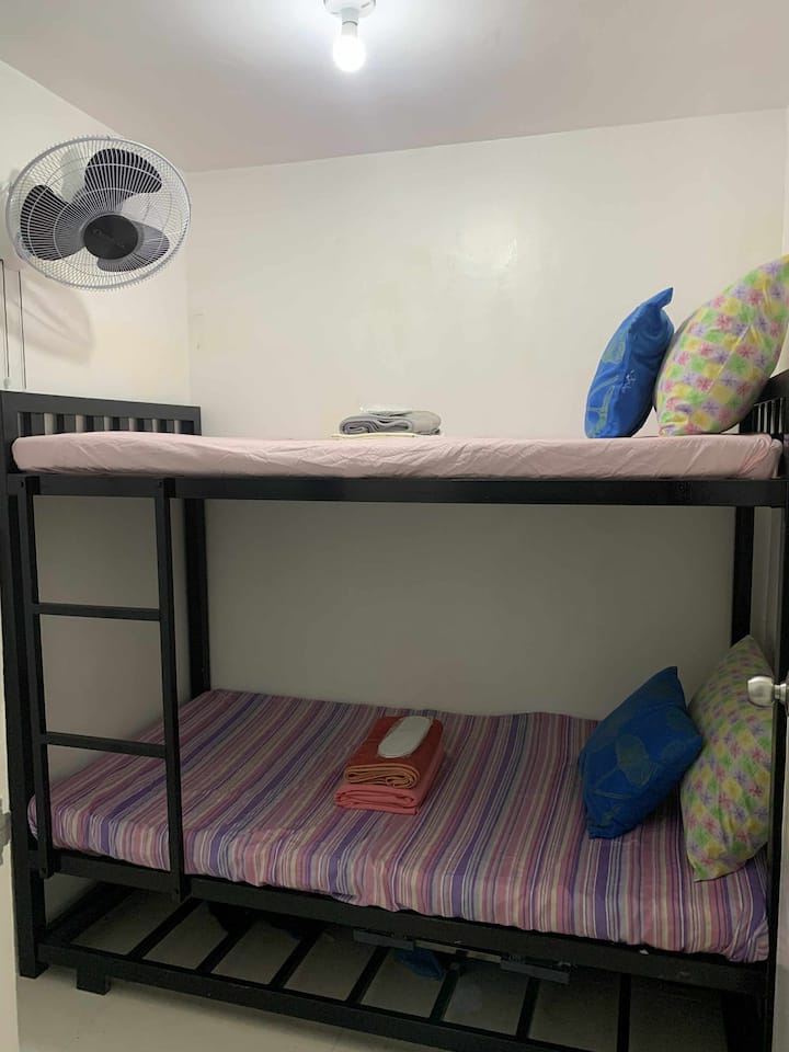 تم تأثيث هذه الغرف بسرير مزدوج مع درابزين أمان ومروحة كهربائية، وتستوعب بشكل مريح ما يصل إلى 3 ضيوف.