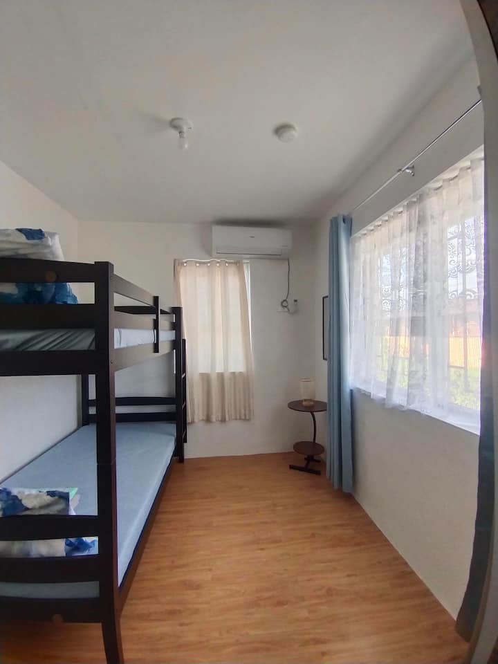 "تتميز هذه الغرفة الواسعة بسرير مزدوج مريح ونوافذ كبيرة تطل على الحديقة، مما يخلق جوًا مريحًا ومنعشًا.✨"