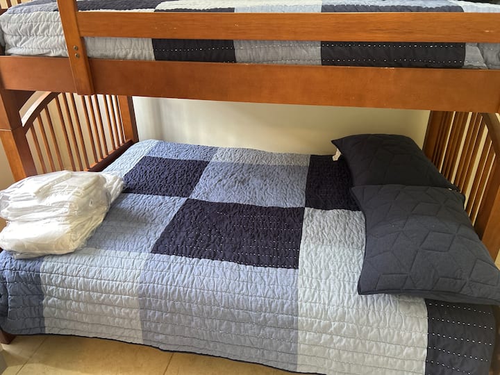 Spavaća soba 6. Krevet na kat. Bračni krevet na donjem dijelu i jednostruki na gornjem dijelu. Dijeli kupaonicu sa 6. spavaćom sobom