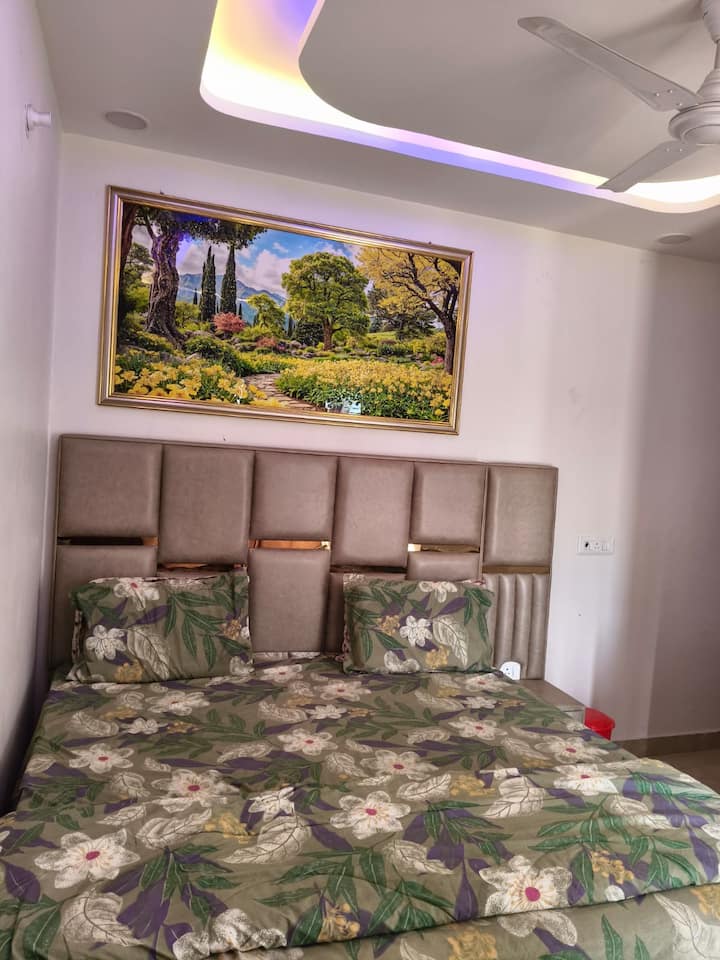 Luxusný oddych v ✨ spálni  Spite ako kráľovská rodina na manželskej posteli s 20-centimetrovým prémiovým matracom. Atmosféru vytvára náladové osvetlenie. Ideálne na luxusný, relaxačný pobyt! #Pohodlie #LuxusnýPobyt #OddýchniteSi (klimatizácia a pripojená kúpeľňa)