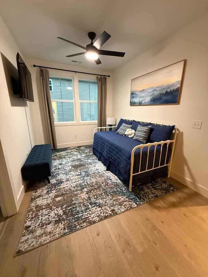 Zona opuštanja na 2. katu
Dnevni krevet s pomoćnim krevetom - 2 odvojena kreveta
Roku smart TV
(Nema privatnosti, nema vrata u ovom prostoru za spavanje)