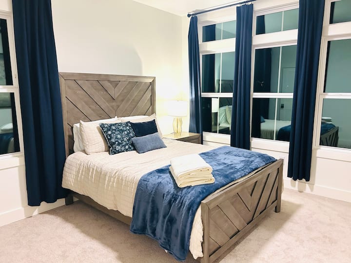 Spavaća soba na 2. katu
1 bračni krevet (1,6x2)
Zavjese za zamračivanje
Veliki ormar
