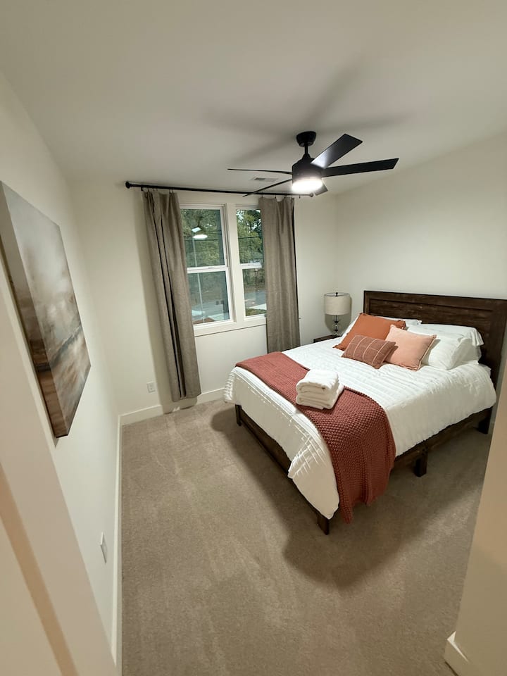 Spavaća soba na 2. katu
1 bračni krevet (1,6x2)
Zavjese za zamračivanje
Veliki ormar