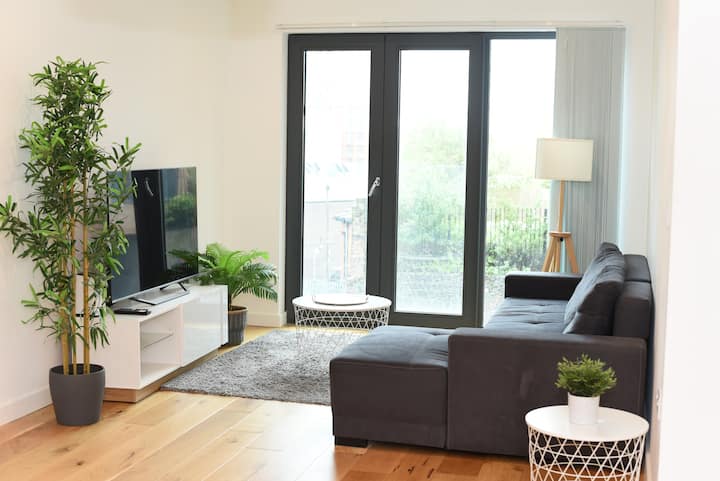 Modern 2-bed Overlooking The City - West Midlands