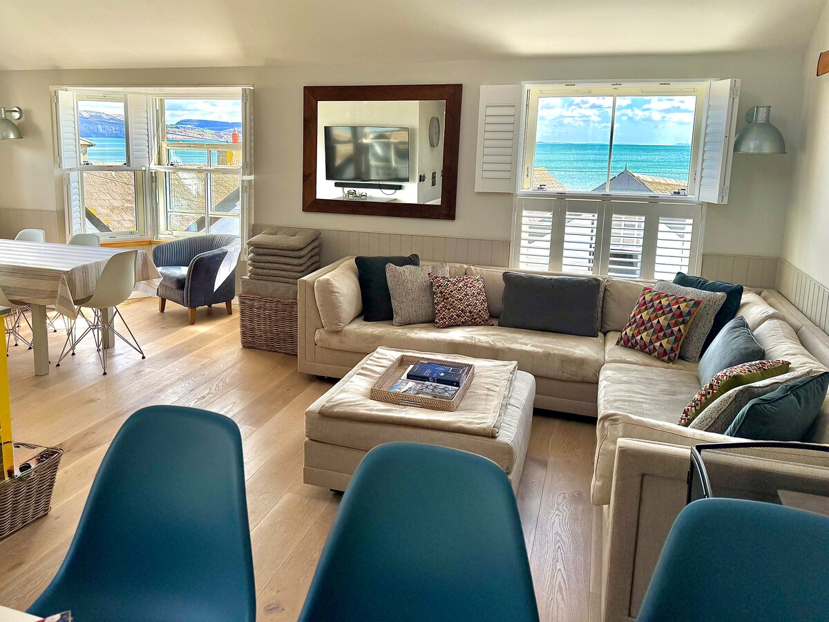 Popular Airbnb listing: Lyme Regis Seafront House | Parking | Views in Lyme Regis