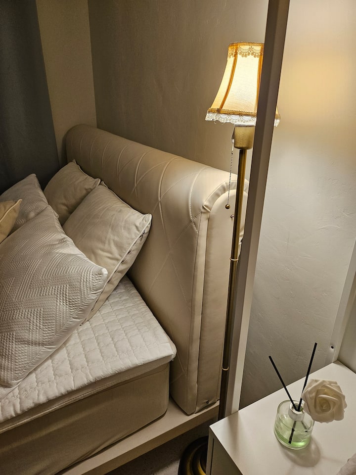 Mobilný telefón. K dispozícii je nabíjačka