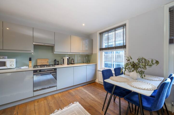 2 bed Soho Duplex gallery image 3