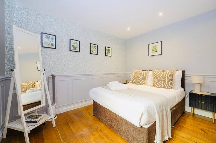 2 bed Soho Duplex gallery image 5