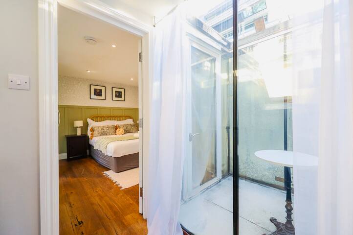 2 bed Soho Duplex gallery image 4