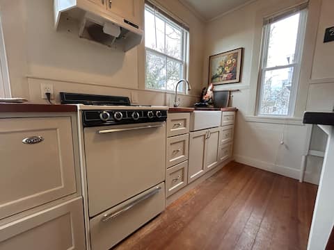 Popular Airbnb listing: Historic district Plymouth APT in Plymouth