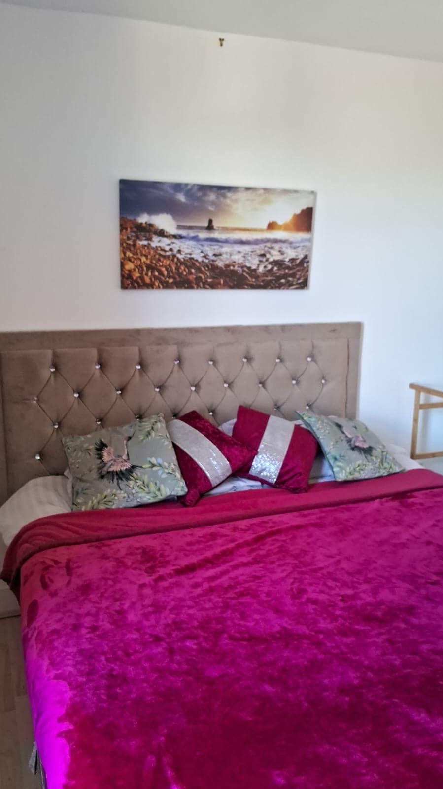 מיטת סופר קינג סייז אחת עם חדר צמוד שיש בו שתי מיטות יחיד נהדרות לחברים או למשפחה 