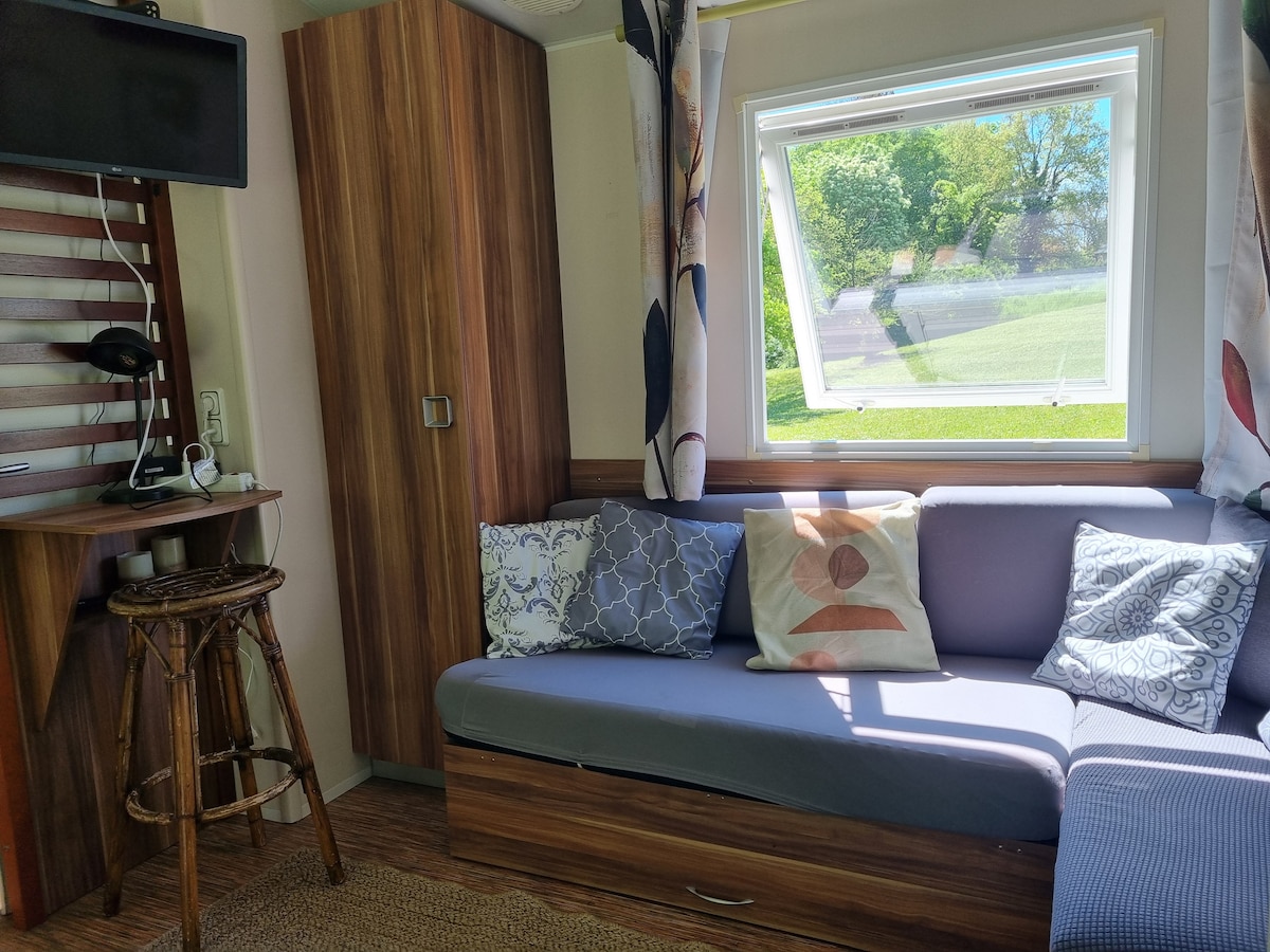 סלון מקורה,  יכול גם להפוך למיטה זוגית נוספת

אשאיר לכם כמה משחקי קופסה 