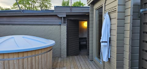 2 cabins+sauna+hot tub for 10