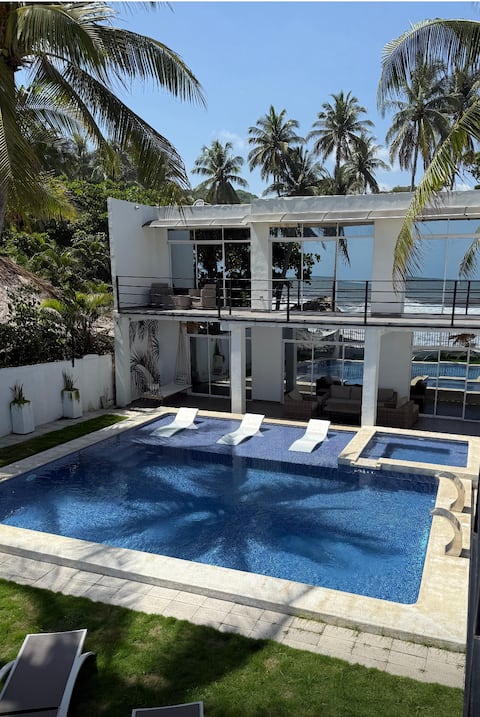 Sunset Rock beach front house La Libertad!