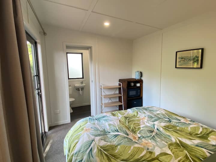 Cosy Garden Cabin Next To Stream - Te Aroha