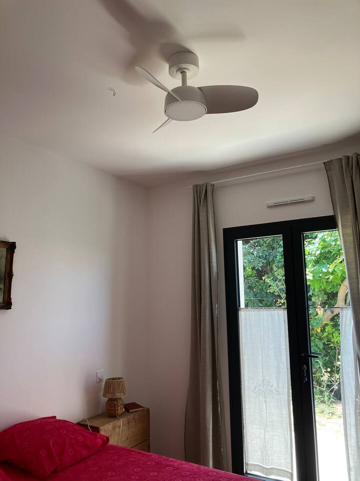 Куќата е опремена со топлинска пумпа, подот е освежителен во лето (греење во зима) и секоја спална соба, како и дневната соба се опремени со тавански вентилатори...  