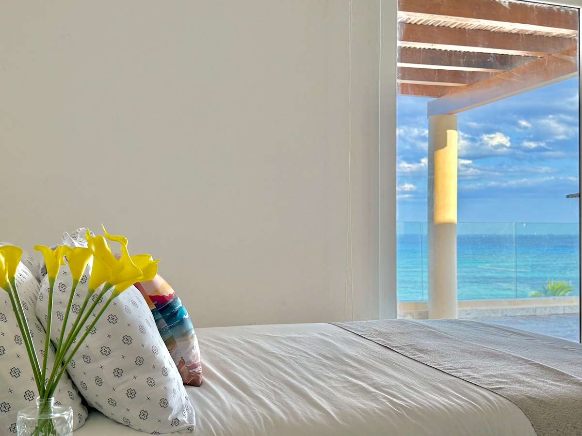 Kjo dhomë gjumi ka edhe dy krevate dopio