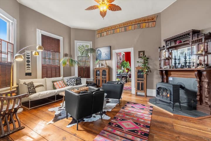 Memorable Victorian Family Retreat By Park, Market - Eureka, CA