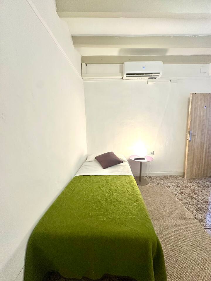 Chumba cha starehe chenye kitanda 1 sentimita 90 X sentimita 200, kabati, dawati linaloweza kubadilishwa kuwa meza ya kulia, kiyoyozi na televisheni mahiri 